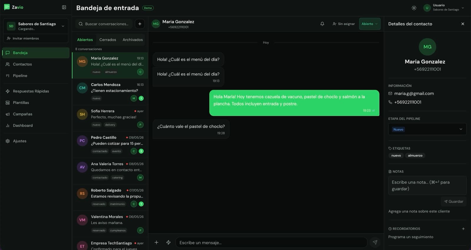 Conversación activa con María González al centro y ficha del contacto (etapa del pipeline, etiquetas, notas) al lado