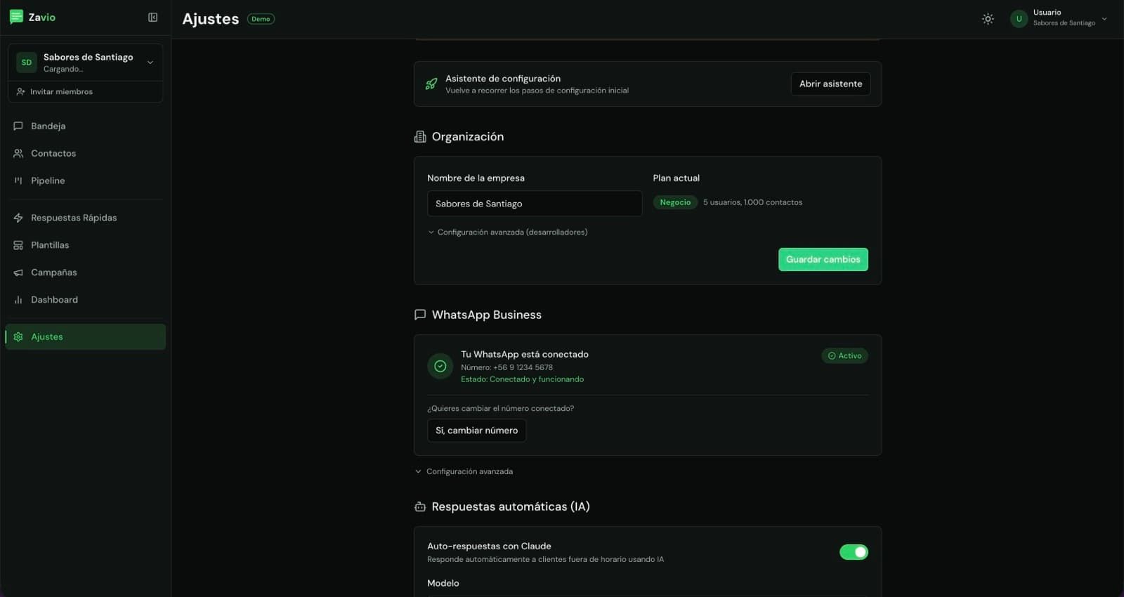 Pantalla de ajustes con datos de la organización, conexión a WhatsApp Business activa y toggle de auto-respuestas con Claude